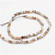 1 streng farvet. brun, facetteret agat. 4 mm.